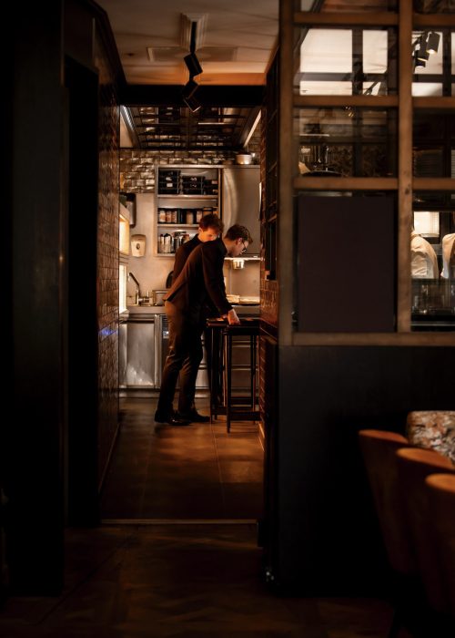 Professionele chef-kok aan het werk in een keuken in Amsterdam — Chef and Serve horeca personeel