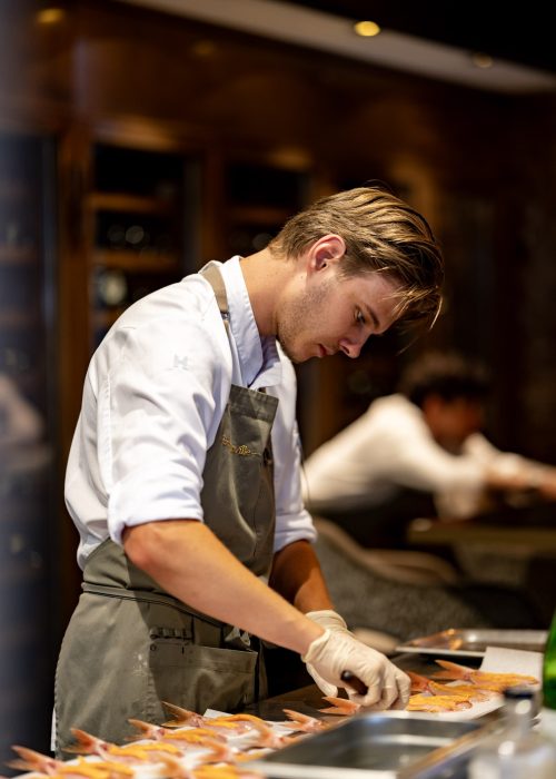 Horecapersoneel serveert gerechten bij een exclusief evenement in Amsterdam